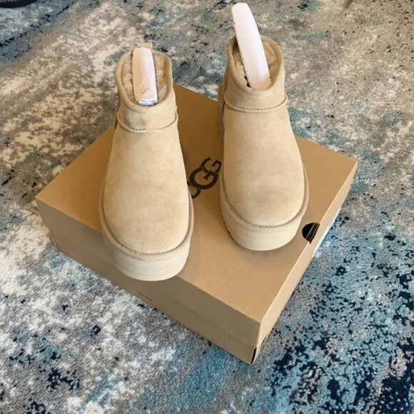 New UGG Tan Platform Boots - Picture 3 of 6